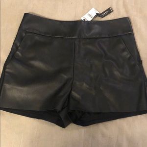 *** BRAND NEW. NEVER WORN. TAGS STILL ATTACHED.